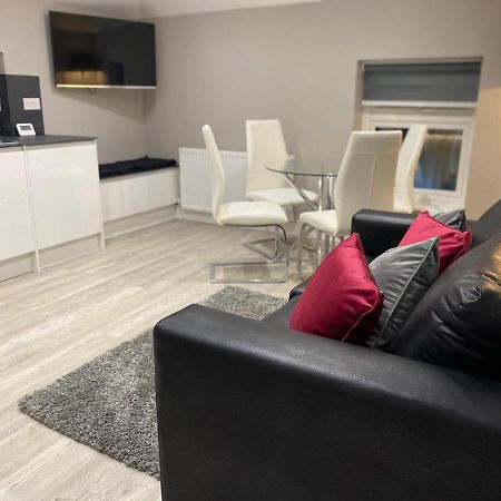 Amazing Central High Street Self Contained Apartments By Syl Уотфорд Екстериор снимка