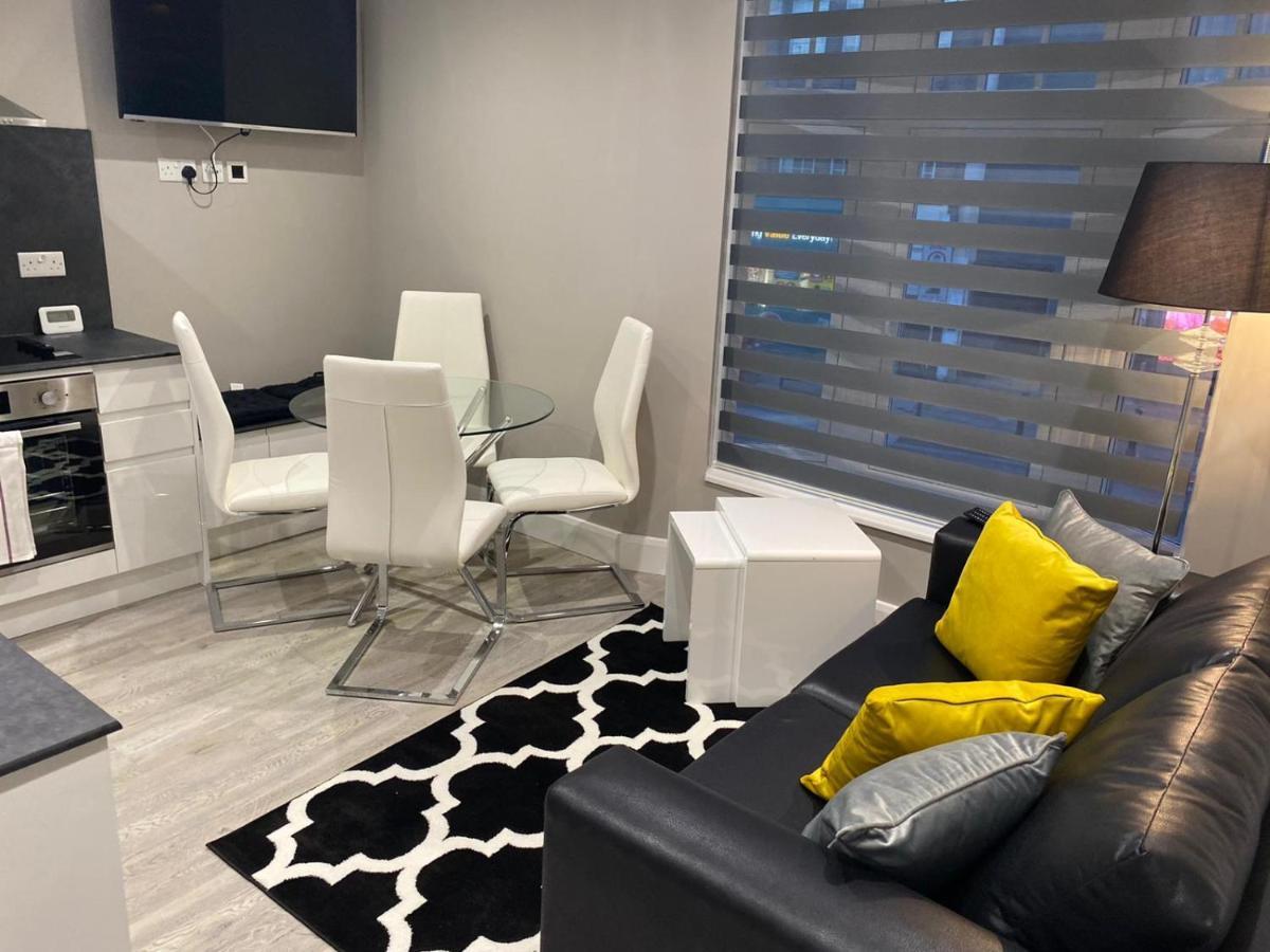 Amazing Central High Street Self Contained Apartments By Syl Уотфорд Екстериор снимка