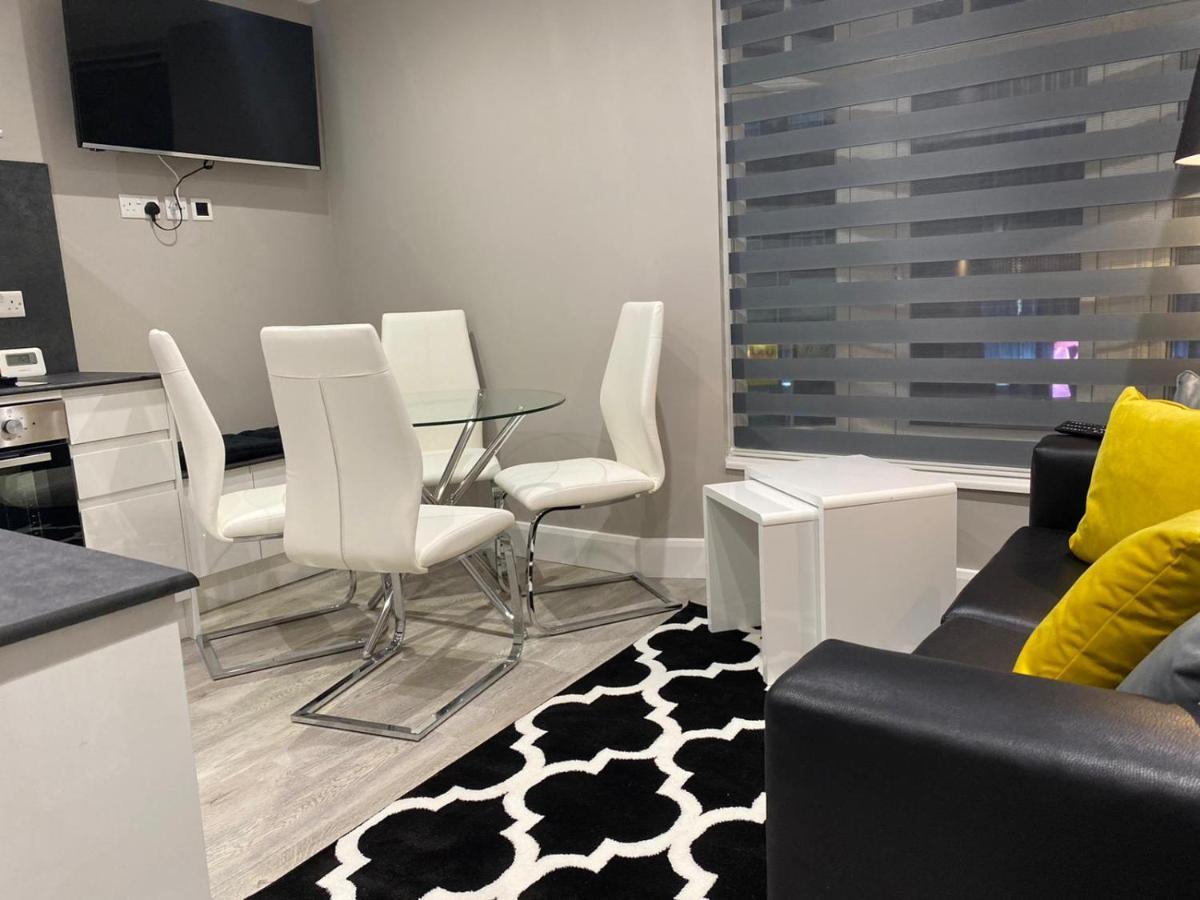 Amazing Central High Street Self Contained Apartments By Syl Уотфорд Екстериор снимка